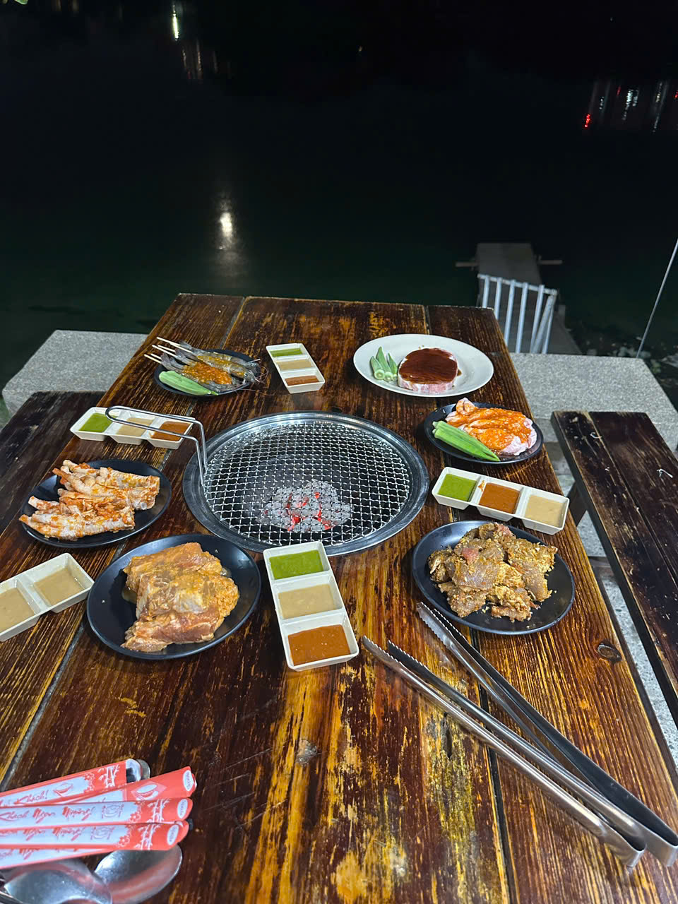 ăn hải sản ven hồ naka buffet 