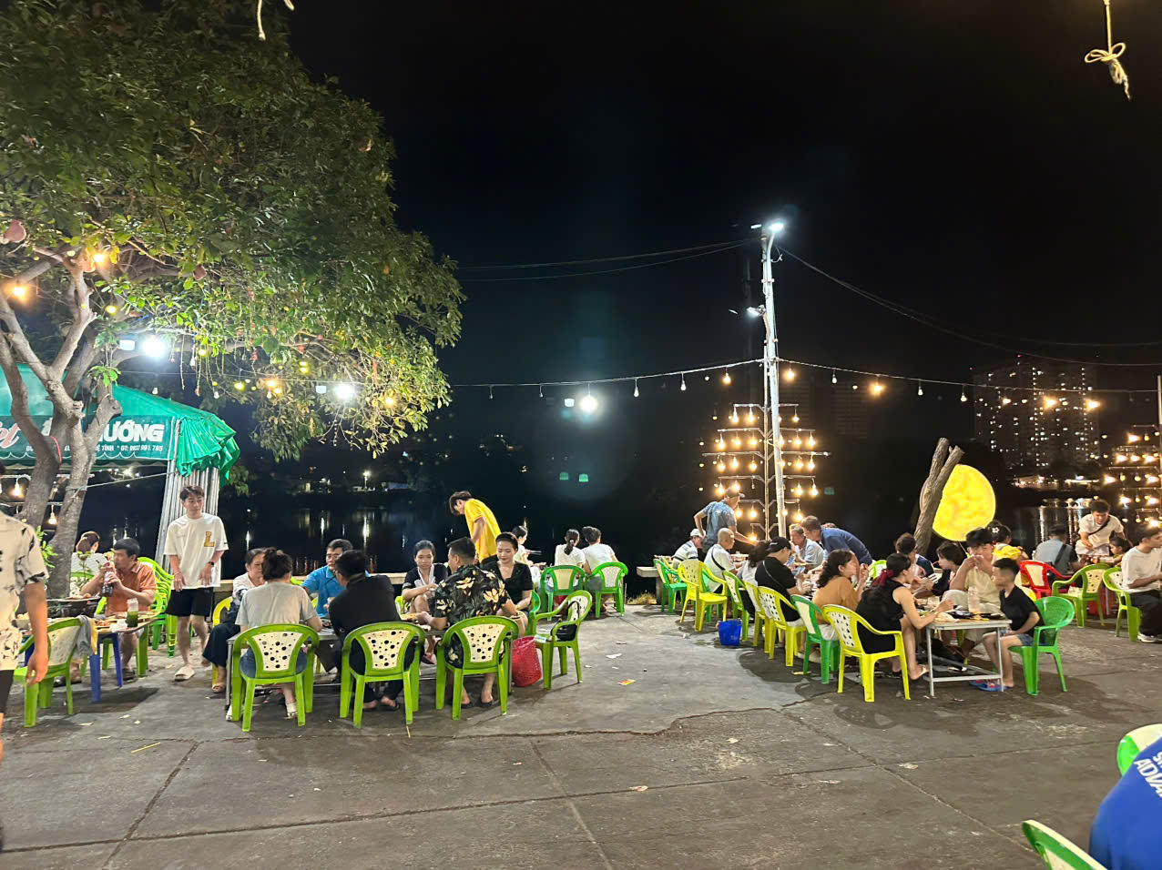 không gian thoáng mát naka buffet